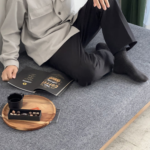 座面の奥行きが広いため、ソファの上でもあぐらをかいたり、ごろんと横になってくつろぐこともできます。